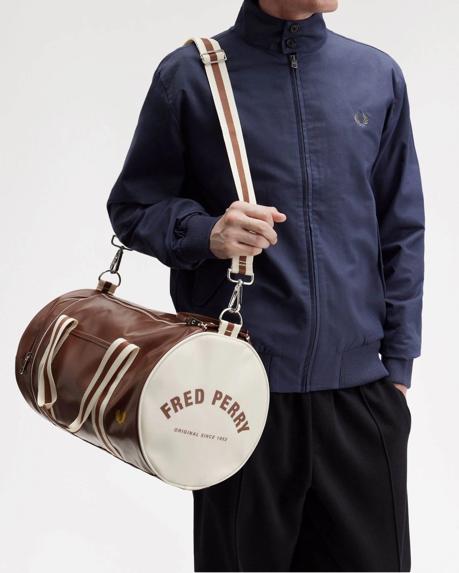 Fred Perry Recycled Polyester Classic Barrel Bag - Tan/Ecru J89 - Image 2
