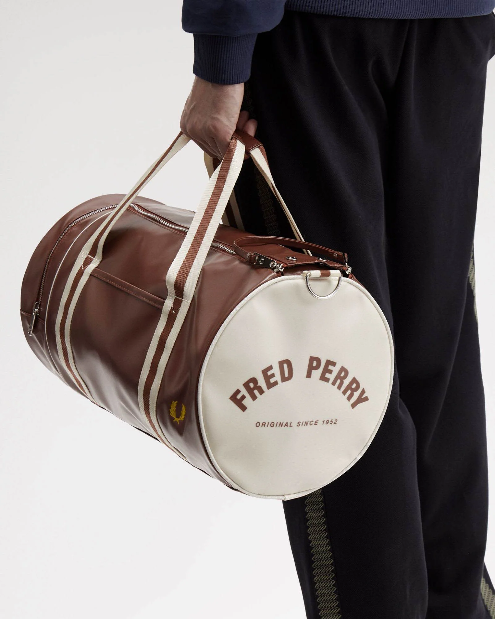 Fred Perry Recycled Polyester Classic Barrel Bag - Tan/Ecru J89 - Image 4