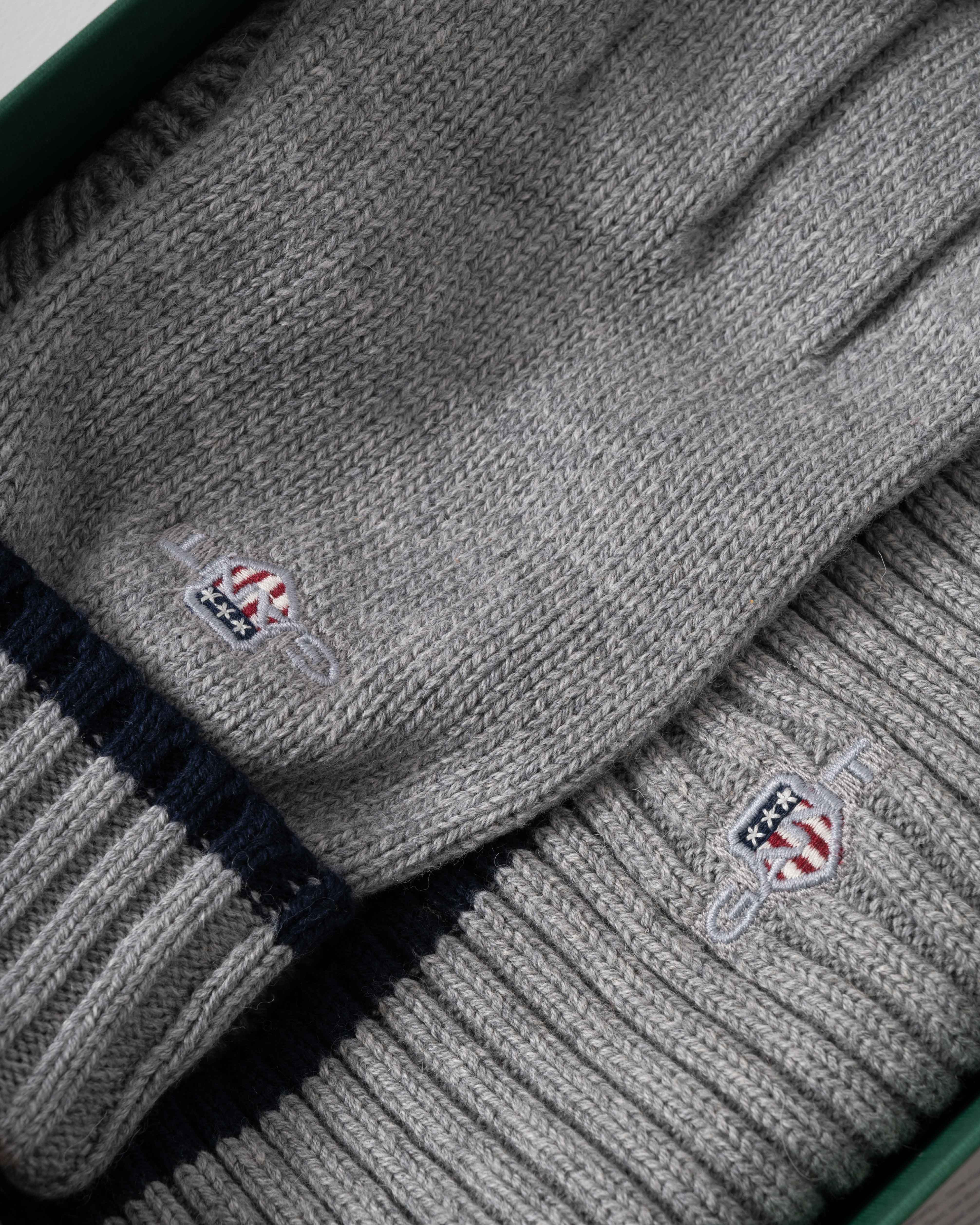 GANT Essential Beanie & Gloves Set - 93 Grey Melange - Image 3