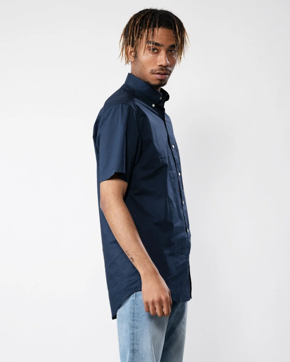 GANT Regular Broadcloth Short Sleeve Button Down Mens Shirt - 410 Marine - Image 4