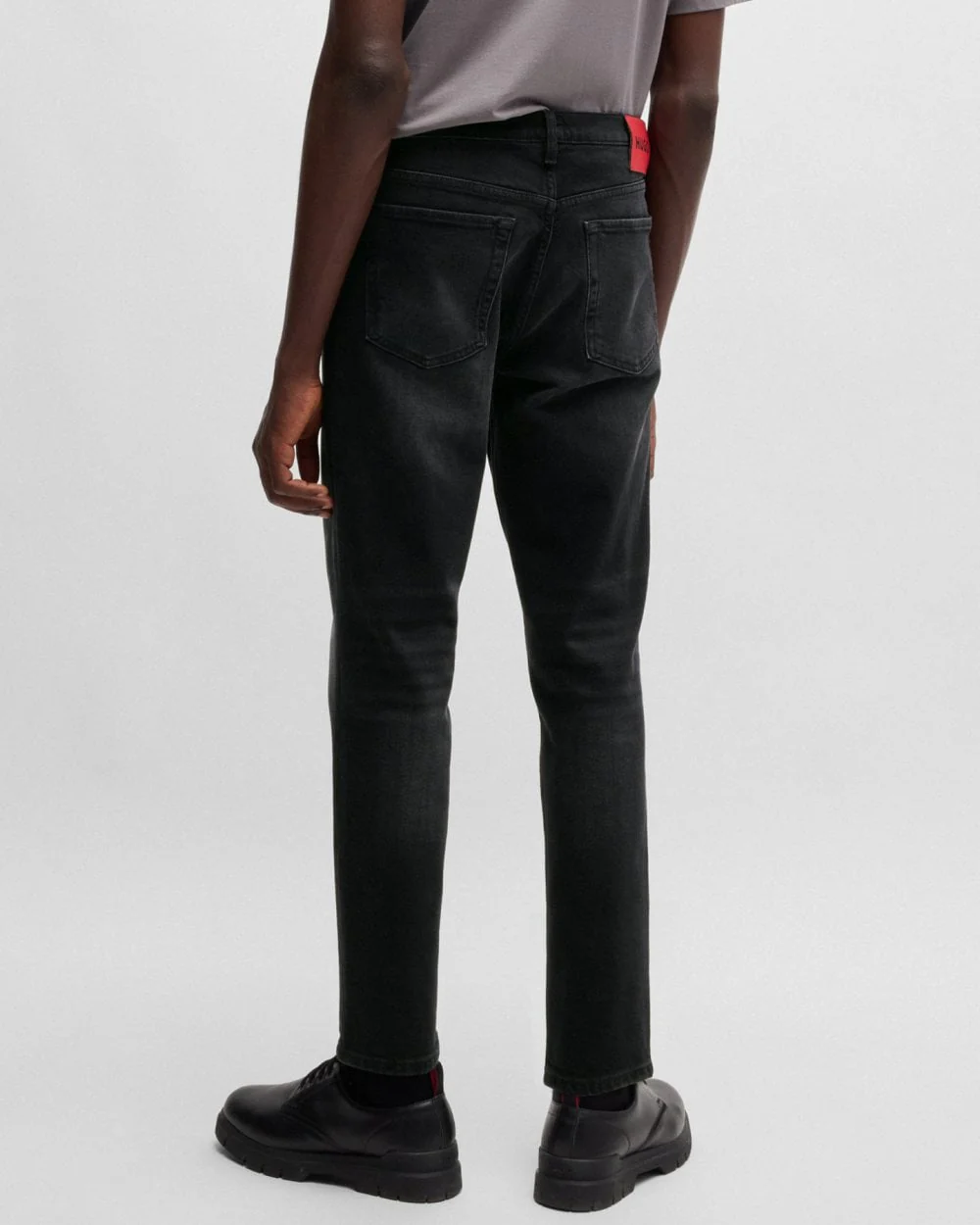 HUGO 634 Mens Tapered-Fit Jeans in Black Stretch Denim - Black 005 - Image 4