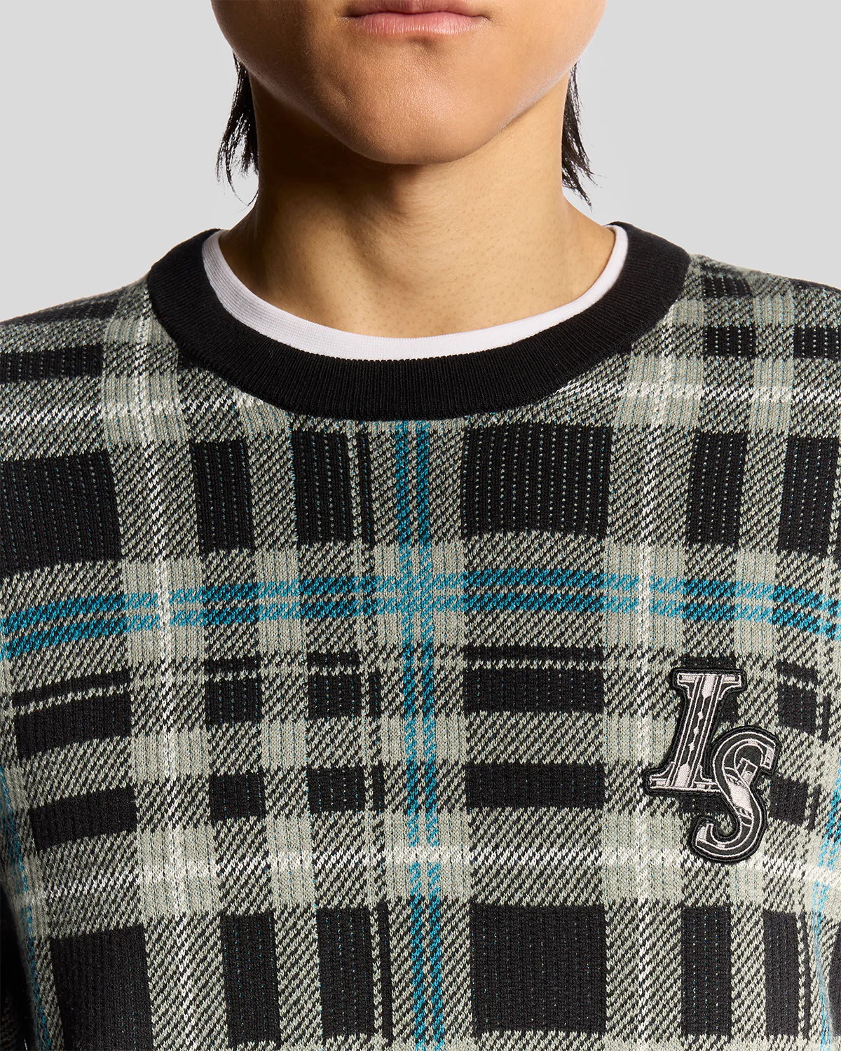 Lyle & Scott Ribbed Jacquard Tartan Crew Neck - X977 Jet Black/Mid Grey Marl - Image 2