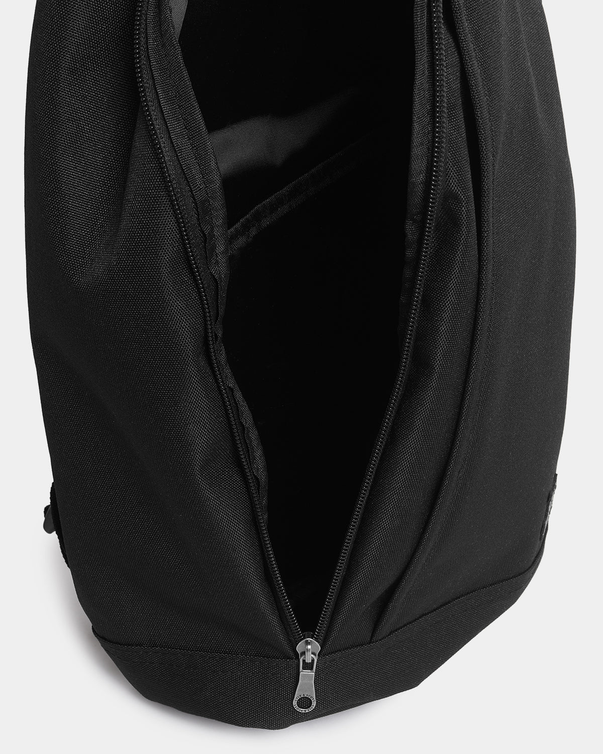 Lyle & Scott Sling Bag - Z865 Jet Black - Image 2