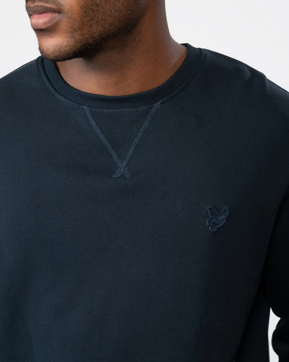Lyle & Scott Tonal Eagle Mens Crew Neck Sweatshirt - Z271 Dark Navy - Image 2