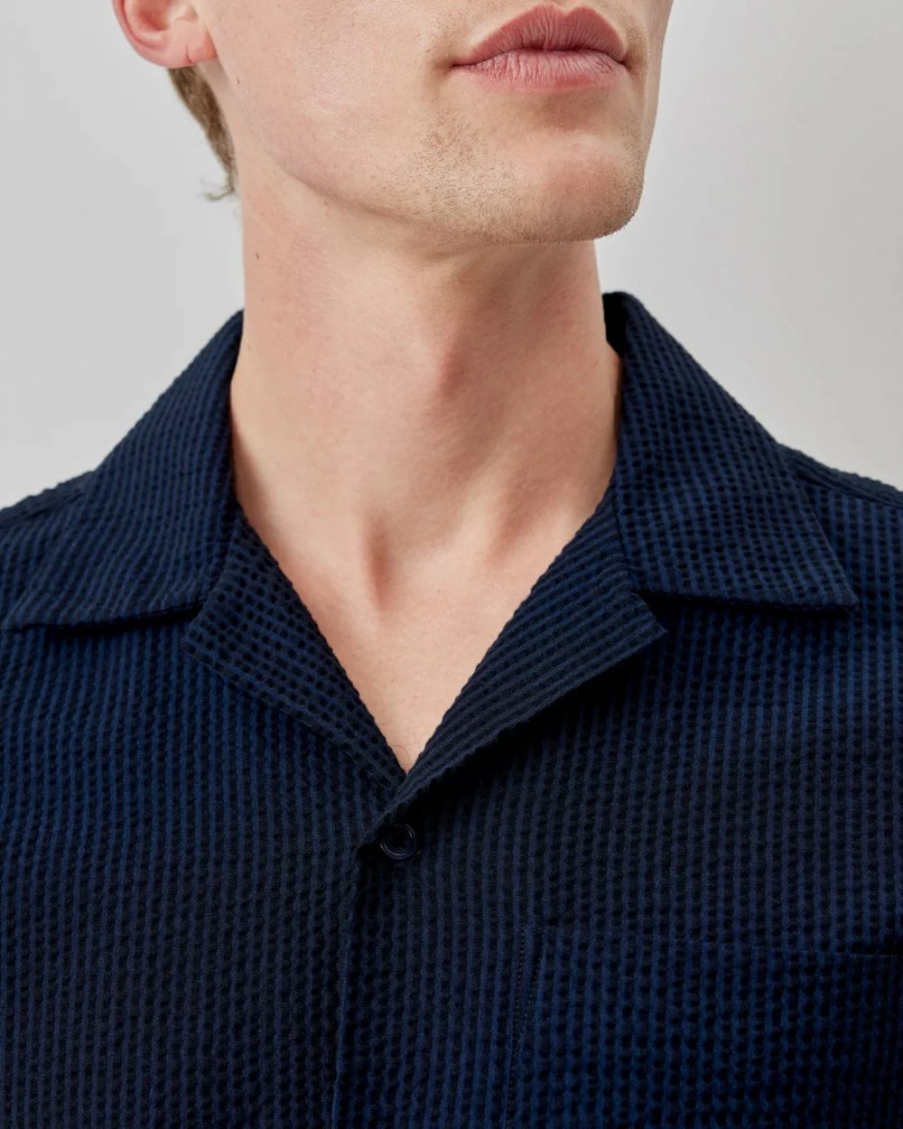 Oliver Sweeney Ravenshead Mens Cotton Seersucker Short Sleeved Shirt - Midnight Stripe - Image 5