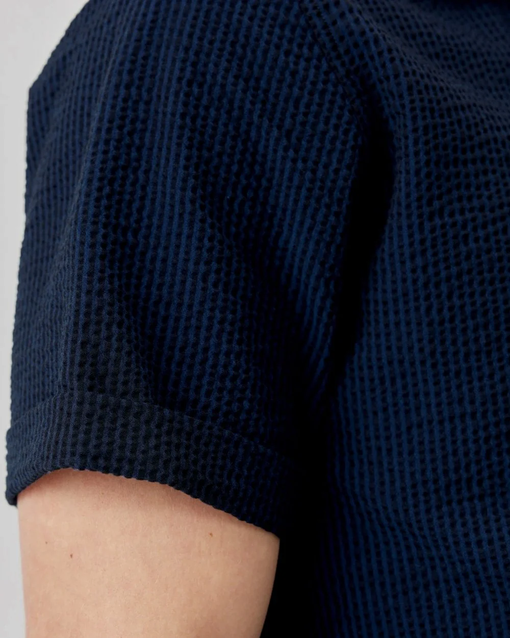 Oliver Sweeney Ravenshead Mens Cotton Seersucker Short Sleeved Shirt - Midnight Stripe - Image 7