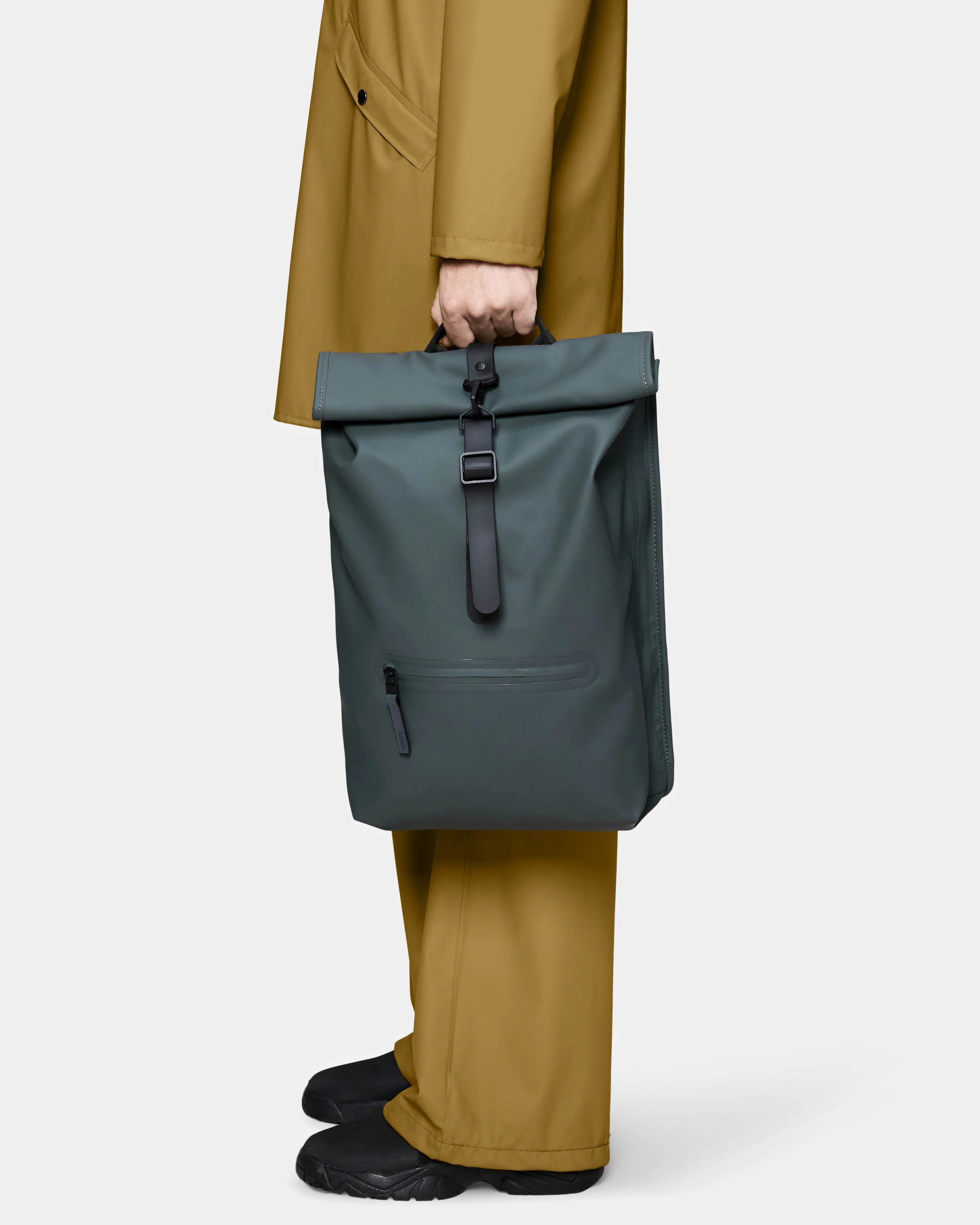 Rains Unisex Rolltop Rucksack - Dark Grey 153 - Image 4
