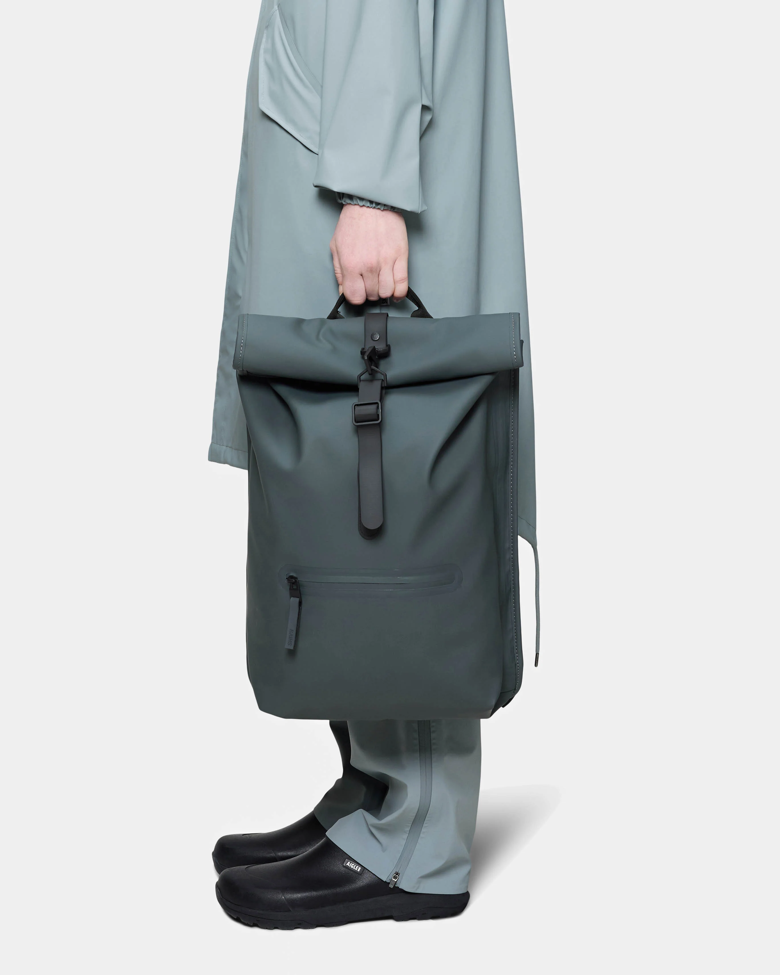 Rains Unisex Rolltop Rucksack - Dark Grey 153 - Image 5