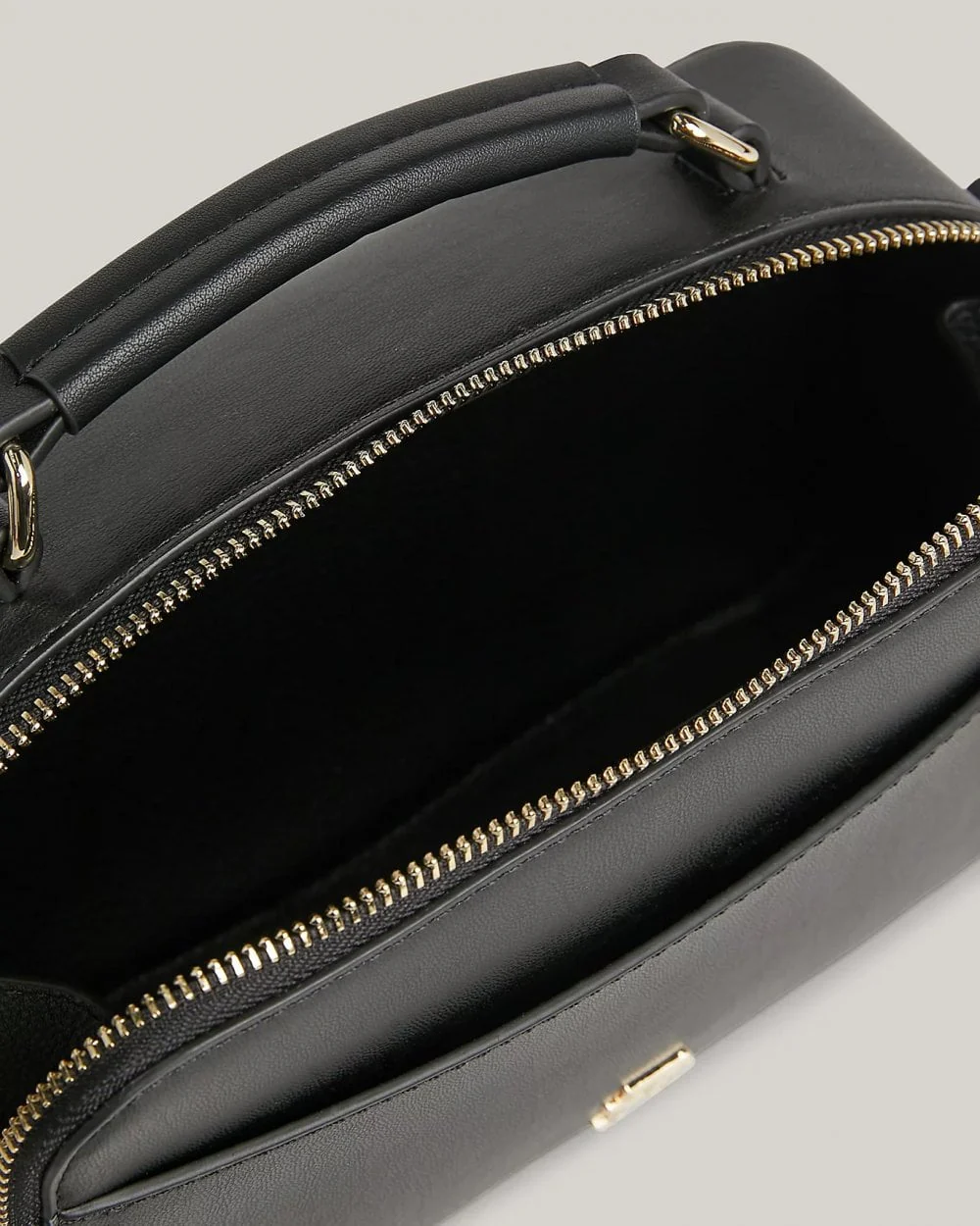 Tommy Hilfiger Iconic Womens Tommy Camera Bag - Image 4