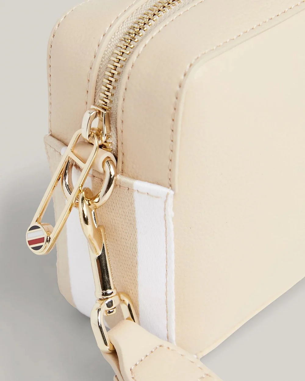 Tommy Hilfiger TH Essential Womens Camera Bag - Image 3