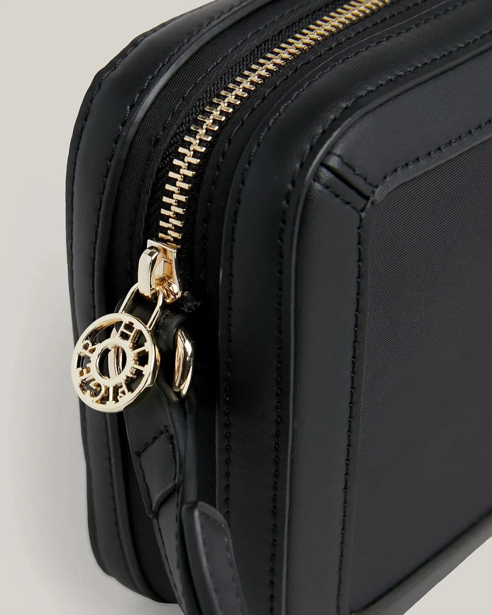 Tommy Hilfiger TH Essential Womens Smooth Crossover Bag - Image 3