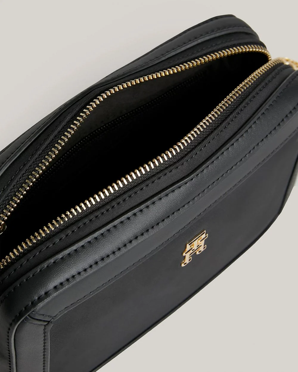 Tommy Hilfiger TH Essential Womens Smooth Crossover Bag - Image 4